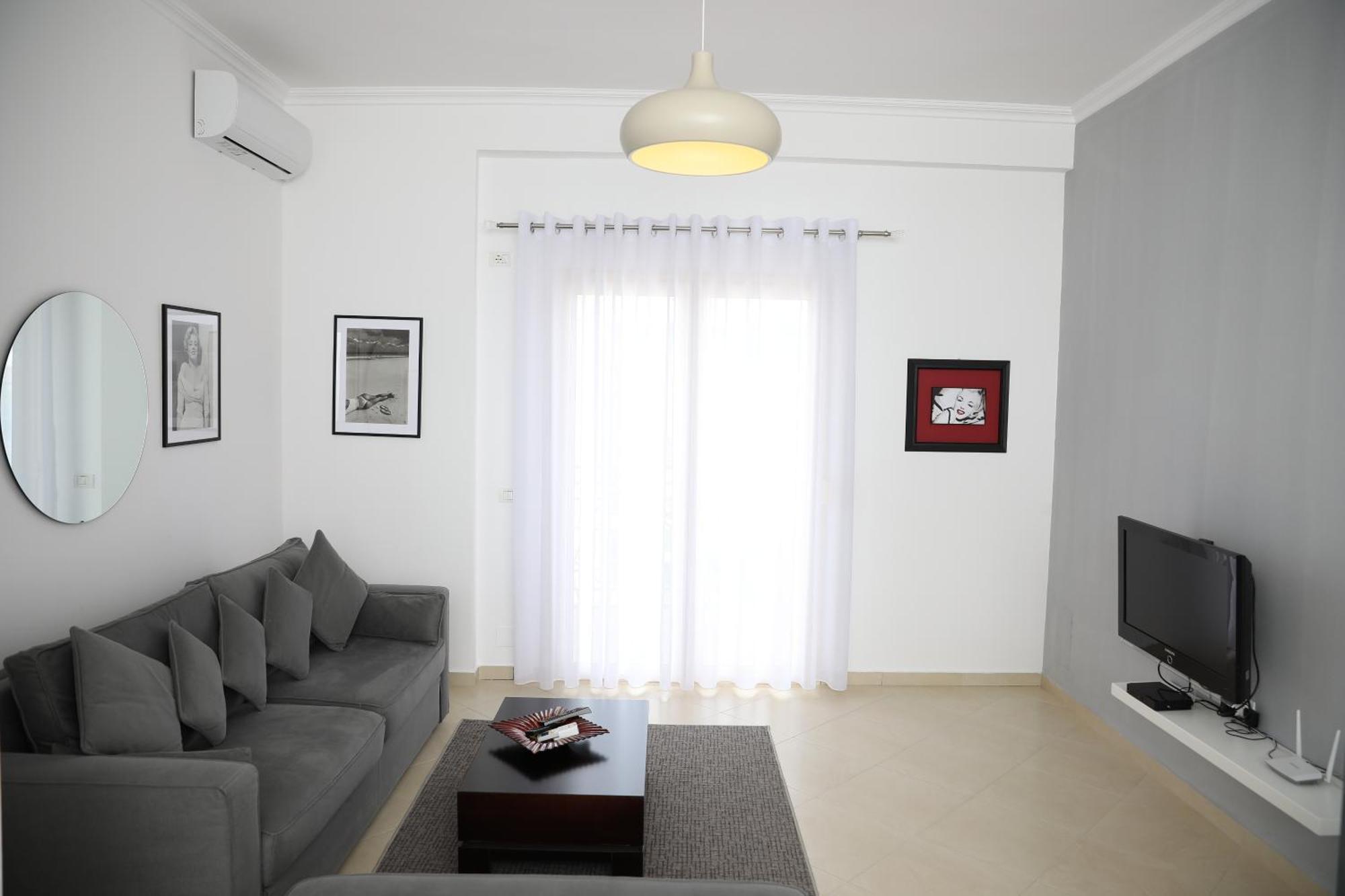 Square View Apartment Vlore Bagian luar foto